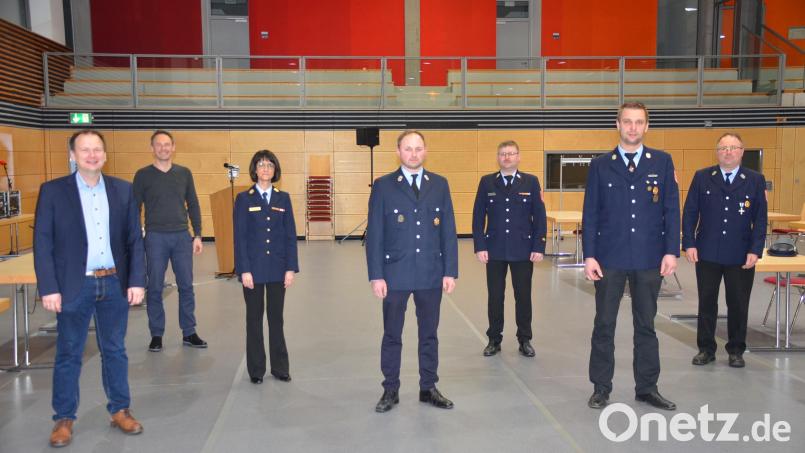 Das Bild zeigt (von links) Bürgermeister Christian Porsch, FFW-Beauftragter Paul Dolata, Kreisbrandinspektorin Kerstin Schmidt, stellvertretender Kommandant Martin Gräbner, Kreisbrandmeister Jürgen Hübner, Kommandant Manuel Gräbner sowie Vorsitzender Roland Freiberger. Bild: ak