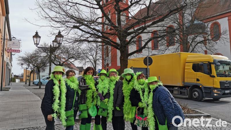 Neun Damen im auffalllenden Outfit sorgten am Marktplatz für einen kurzen Stau. Bild: gz