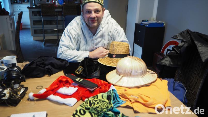 Ganz ausfallen lässt der Prinz von 1992/93 den Fasching heuer trotz Corona nicht. Am Freitag hat er schon mal sein Arsenal an Kostümen durchgesehen und ein Beduinen-Kostüm übergestreift Bild: bl