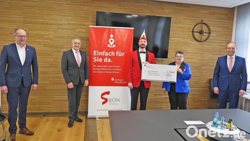Der Kemnather Bürgermeister Roman Schäffler, Landrat Roland Grillmeier, Edith Schiedlofsky (Fortschauer Carnevalsclub), Florian Hofmann (Waldecker Carneval Verein e. V.) und das Mitglied des Vorstands der Sparkasse Oberpfalz Nord, Hans-Jörg Schön, (von links) bei der symbolischen Übergabe des Spendenscheck an die Faschingsgesellschaften. Bild: jzk