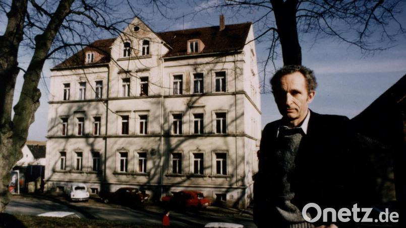 Walter Höllerer vor seinem Geburtshaus (1977) Bild: Literaturarchiv Sulzbach-Rosenberg