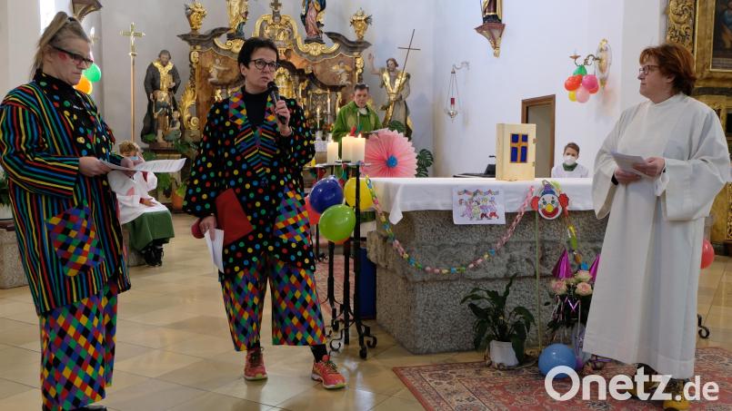 Andrea Mutterer, Christine Sailer und Christina Schaller (vorne, von links) gestalten mit den Kindern den von Pfarrer Max Früchtl (hinten) zelebrierten Familiengottesdienst am Faschingssonntag. Bild: le