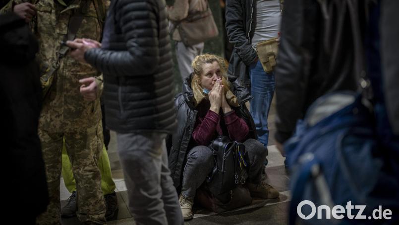 Irina Huber aus Dnjepropetrowsk und Robert Rojzman aus Czernowitz blicken voller Sorge auf ihre Heimat, die Ukraine. Dort fliehen Menschen aus der Hauptstadt. Bild: Emilio Morenatti/AP/dpa