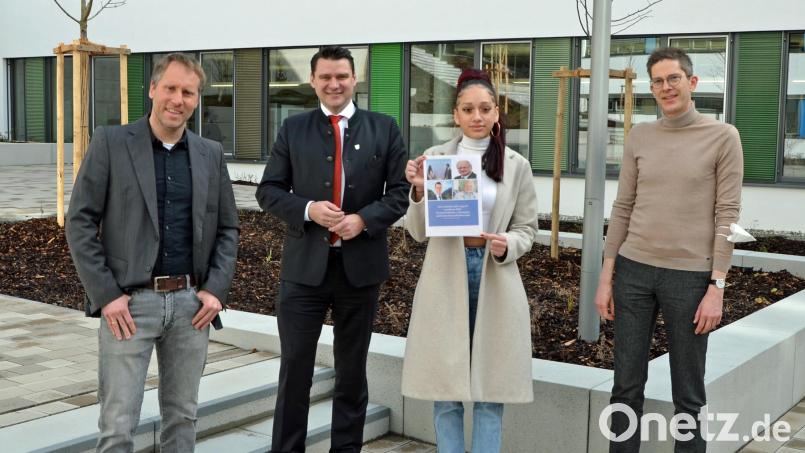 Wer erhält schon die Möglichkeit, für ein Referat ein Interview mit dem Landrat zu führen? Im Bild (von links) Oberstudienrat Stephan Thomas (Fachlehrer Politik und Gesellschaft), Landrat Thomas Ebeling, Silvana Gelfert und stellvertretender Schulleiter Dr. Christian Huber. Bild: FOS/BOS Schwandorf/exb