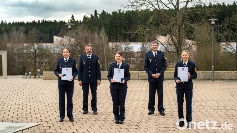 Die drei Prüfungsbesten mit ihren Gratulanten: (von links) Luca Wild, Seminarleiter Erster Polizeihauptkommissar Kurt Guggenberger, Annina Gutmann, Leitender Polizeidirektor Stefan Beil und Carolin Brief. Bild: Polizeihauptmeister Bösl/exb