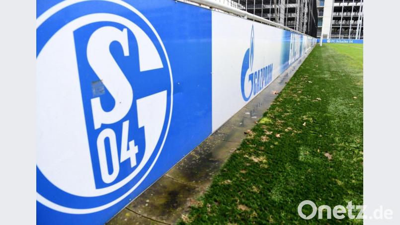 Das Logo des russischen Energieunternehmens Gazprom ist auf dem Trainingsgelände des Fußball-Zweitligisten FC Schalke 04 zu sehen. Bild: Caroline Seidel-Dißmann/dpa