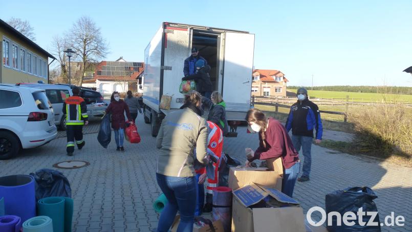 Frauen helfen den Feuerwehrleuten beim Verladen der Hilfsgüter für ukrainische Flüchtlinge. Bild: bk