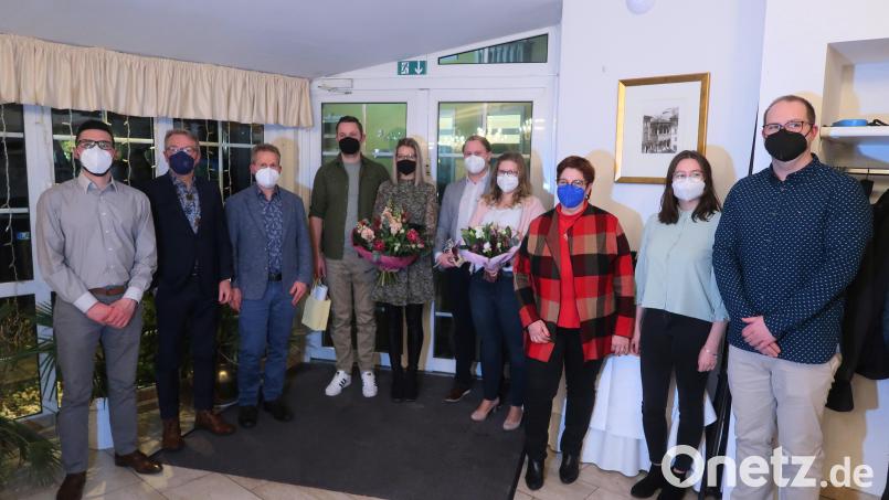 Weidener Einzelhändler gratulieren den Gewinnern bei den 20. Weidener Hochzeitswochen. Bild: Kunz