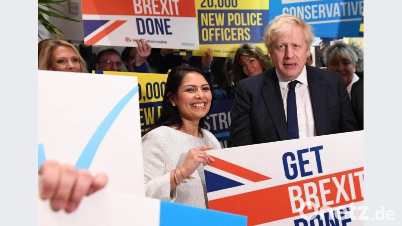 Der britische Premierminister Boris Johnson (rechts) neben Innenministerin Priti Patel. Bild: Stefan Rousseau/PA Wire/dpa/Archivbild