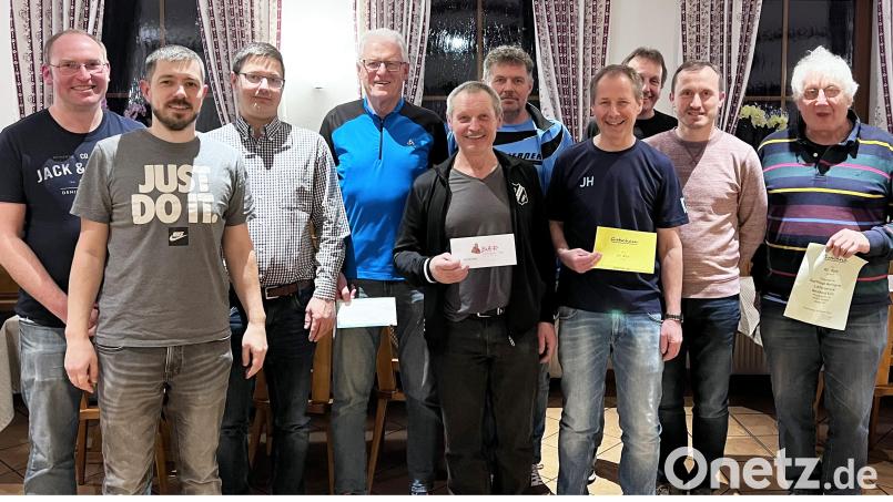 Bei der Siegerehrung (von links): stellvertretender AH-Abteilungsleiter Stefan Niebler, AH-Abteilungsleiter Peter Gleissner, Zweiter Bürgermeister Benjamin Hiltl, die Spielführer der sechs Teams und (Zweiter von rechts) SVI-Vorsitzender Martin Luber. Bild: no