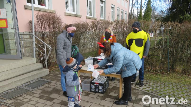 Nach einer kleinen Faschingsfeier im Kinderhaus „Die kleinen Hankerler“ gab es noch Überraschungstüten zum Mitnehmen für die Mädchen und Buben. Bild: Susi Fellner/exb