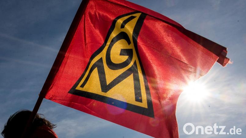 Eine Fahne mit dem Logo der IG Metall. Bild: Daniel Bockwoldt/dpa/Daniel Bockwoldt