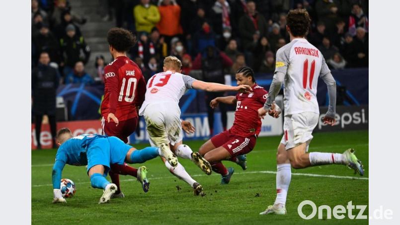 Torwart Philipp Köhn von Salzburg hechtet hinter dem Ball her bei einem Angriff von Leroy Sane (2.v.l) und Serge Gnabry (2.v.r) von Bayern, Brenden Aaronson (r) und Nicolas Seiwald von Salzburg verteidigen. Bild: Sven Hoppe/dpa/Archivbild