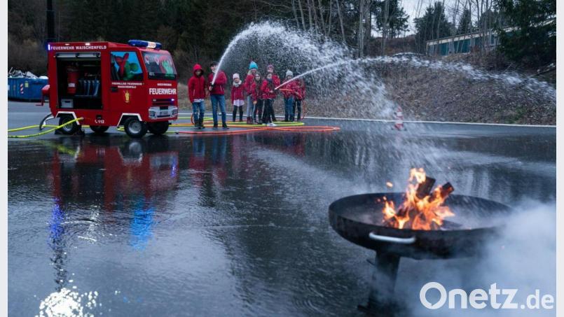 Kinder und Jugendliche der Kinderfeuerwehr von Waischenfeld stehen bei einer Löschübung. Bild: Nicolas Armer/dpa/Archivbild