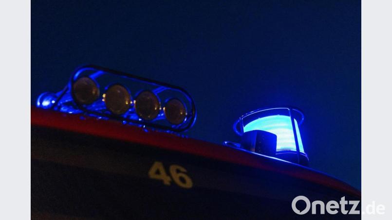 Das Blaulicht leuchtet auf dem Dach eines Feuerwehrfahrzeugs. Bild: Philipp von Ditfurth/dpa/Symbolbild