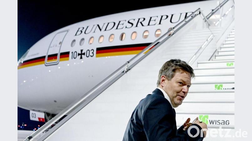 Wirtschafts- und Klimaschutzminister Robert Habeck geht an Bord einer Maschine der Flugbereitschaft am Flughafen Berlin Brandenburg BER, um nach Washington D.C. zu reisen. Bild: Britta Pedersen/dpa-Zentralbild/dpa