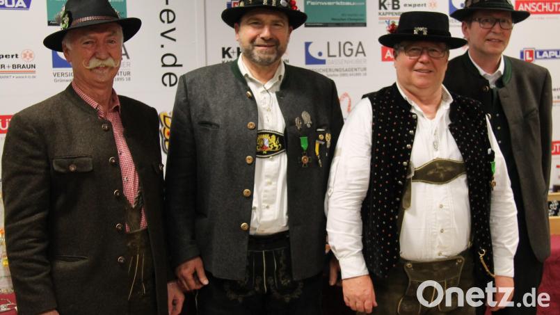 Die OSB-Präsidenten Franz Brunner (links) und Christoph Kuchenreuter (rechts) ehrten Peter Leibl (Zweiter von links) und Heinz Przywara (Zweiter von rechts) für ihre großen Verdienste um das traditionelle Deutsche Schützenwesen mit dem Ehrenkreuz in Bronze des Deutschen Schützenbundes. Bild: dl
