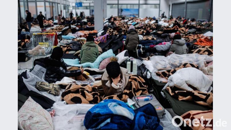 Menschen ruhen sich in einem Einkaufszentrum in Mylny aus, das für die vorübergehende Aufnahme von Flüchtlingen aus der Ukraine bestimmt ist. Bild: Alejandro Martínez Vélez/EUROPA PRESS/dpa
