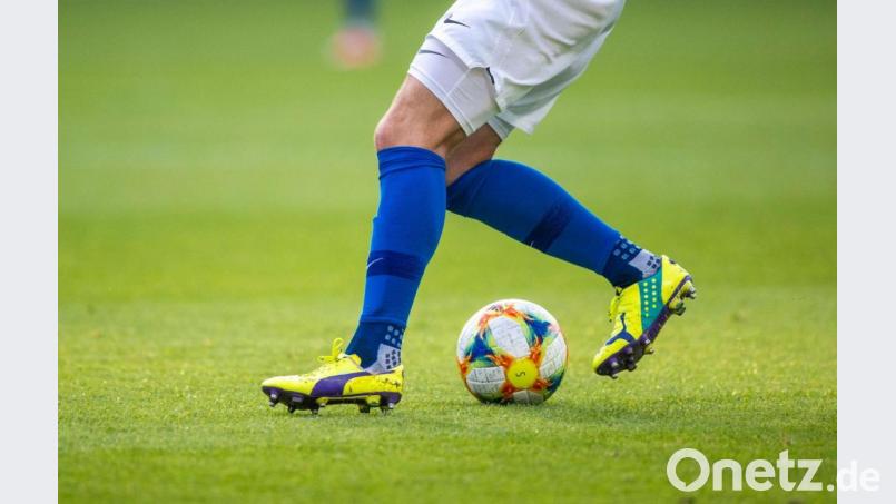 Ein Fußballspieler spielt den Ball. Bild: Jens Büttner/dpa-Zentralbild/ZB/Symbolbild