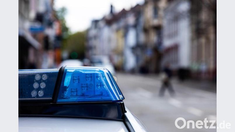 Ein Einsatzfahrzeug der Polizei steht am Straßenrand. Bild: Philipp von Ditfurth/dpa/Symbolbild