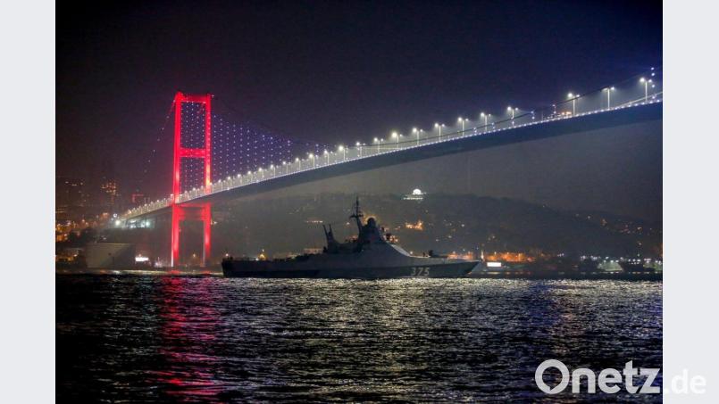 Ein Patrouillenboot der Bykow-Klasse der russischen Marine durchquert den Bosporus auf dem Weg zur russischen Flotte im Schwarzen Meer. Bild: Emrah Gurel/AP/dpa/Archivbild