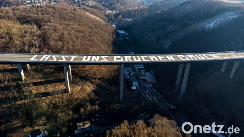 Die riesige Friedensbotschaft „Lasst uns Brücken bauen“ auf der gesperrten Rahmedetal-Brücke der Autobahn 45 bei Lüdenscheid Bild: Markus Klümper/dpa