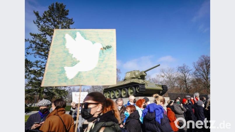 Menschen demonstrieren gegen die russische Invasion der Ukraine an der Gedenkstätte für die getöteten sowjetischen Soldaten im Zweiten Weltkrieg. Bild: Kay Nietfeld/dpa