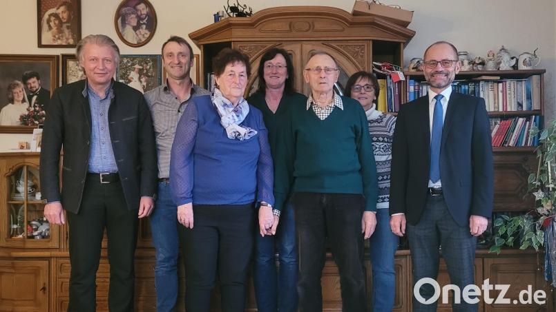 Zum Ehejubiläum gratulierten dem Jubelpaar Franziska und Ludwig Wittmann Stellvertretender Landrat Alfred Scheidler (rechts) und Bürgermeister Lothar Müller (links). Mit dabei waren unter anderem (hinten von rechts) die Kinder Hedwig Kiesl, Angela Petersohn und Peter Wittmann. Bild: flt