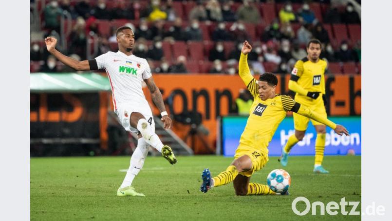 Reece Oxford (l) von Augsburg und Jude Bellingham von Borussia Dortmund im Zweikampf um den Ball. Bild: Matthias Balk/dpa