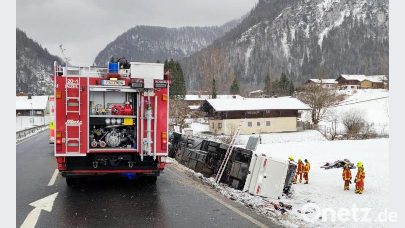 Bei dem Bus-Unfall nahe Inzell sind Dutzende Menschen verletzt worden. Bild: Kreisfeuerwehrverband Traunstein/dpa
