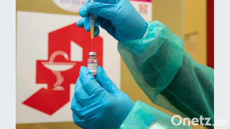 Eine Apothekerin zieht den Impfstoff Comirnaty vom Hersteller Biontech / Pfizer mit einer Spritze auf. Bild: Friso Gentsch/dpa