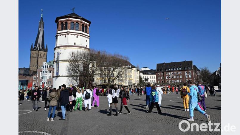 Drei junge Männer sind in der Düsseldorfer Altstadt niedergestochen worden. Bild: Federico Gambarini/dpa
