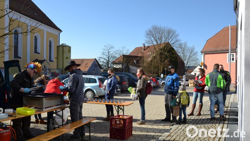 Schlangen stehen vor den Verkaufsständen des Kindergarten-Elternbeirates für Essen zu go. Bild: gi