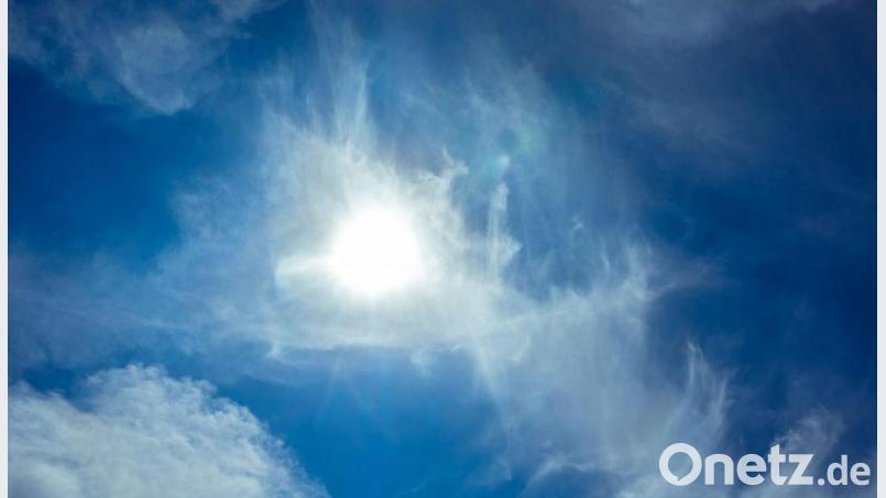 Die Sonne scheint durch leichte Zirrus-Wolken hindurch. Bild: Markus Scholz/dpa/Symbolbild