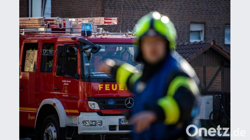 Ein Fahrzeug der Feuerwehr fährt an dem Einsatzort vor und wird vom Wehrführer eingewiesen. Bild: David Inderlied/dpa/Symbolbild
