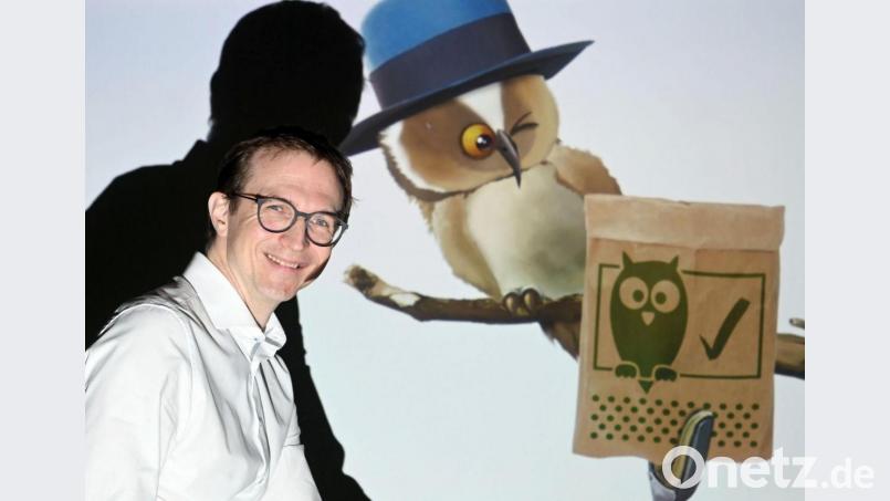 Jan Reichert, Geschäftsführer der Firma kr3m, im Hintergrund die App „Klima Buddy“ mit einem Waldkauz. Die App ist ein Projekt des Landes Baden-Württemberg und soll 2022 erscheinen. Bild: Uli Deck/dpa
