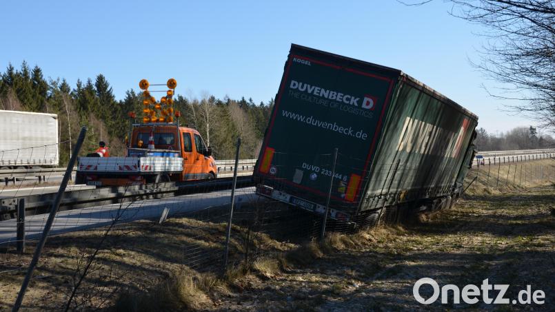 Glück im Unglück hatte ein tschechischer Brummi-Lenker, der sein Gefährt zwischen Leitplanke und Wildschutzzaun zum Stehen brachte. Bild: dob