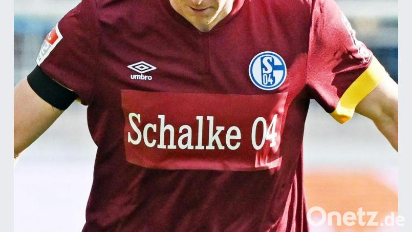Schalke lief beim KSC ohne dem Gazprom-Schriftzug auf den Trikots auf. Bild: Uli Deck/dpa