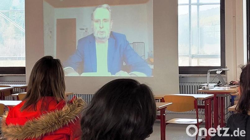 Der Dialektologe Ludwig Zehetner hielt am Johann-Andreas-Schmeller-Gymnasium Nabburg per Live-Stream einen Vortrag über die bairische Sprache. Bild: Andreas Fröhlich/exb