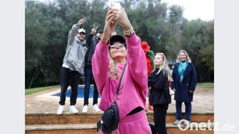 Natascha Ochsenknecht (vorne) macht ein Foto ihrer Familie auf Mallorca. Bild: Clara Margais/dpa