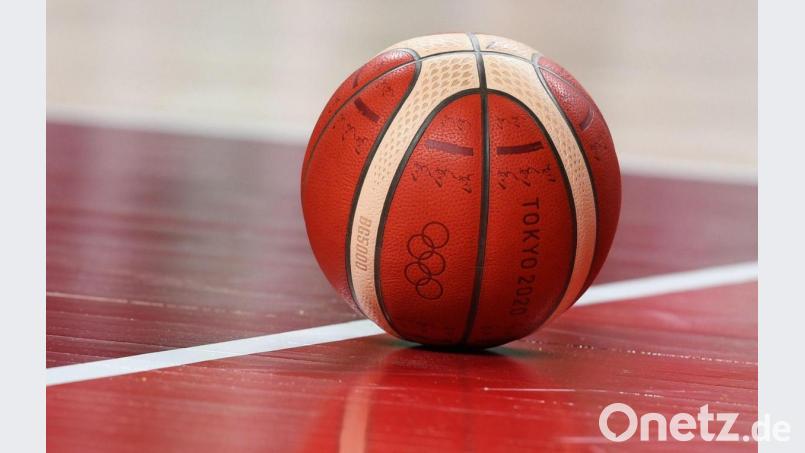 Ein Basketball liegt auf dem Spielfeld. Bild: Swen Pförtner/dpa/Symbolbild