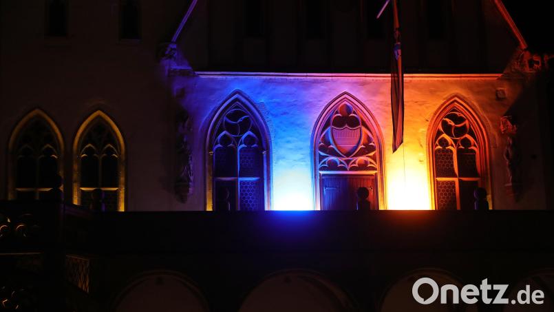 Als ein Zeichen der Solidarität und Verbundenheit wird das Amberger Rathaus mit Licht in den Nationalfarben der Ukraine angestrahlt. Bild: Wolfgang Steinbacher