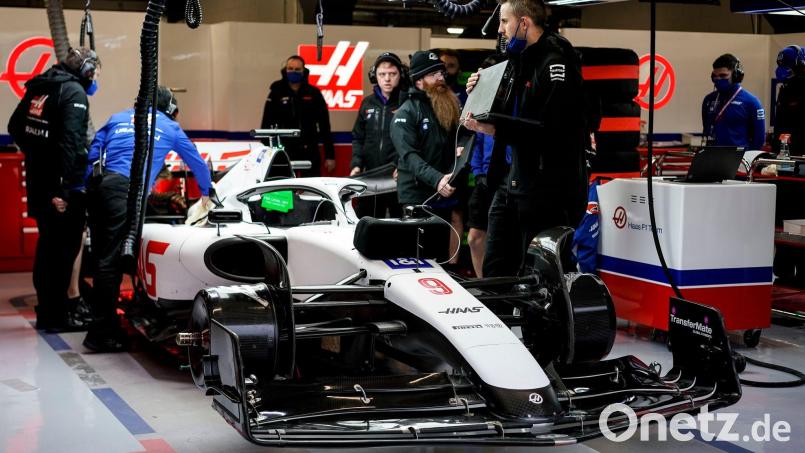 Der Rennwagen vom Team Haas steht ohne Logo des Sponsors in der Box. Bild: James Gasperotti/ZUMA Press Wire/dpa