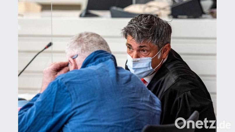 Im Doppelmord-Prozess vor dem Landgericht Amberg spricht der Angeklagte (l) mit seinem Verteidiger. Bild: Armin Weigel/dpa/Archivbild