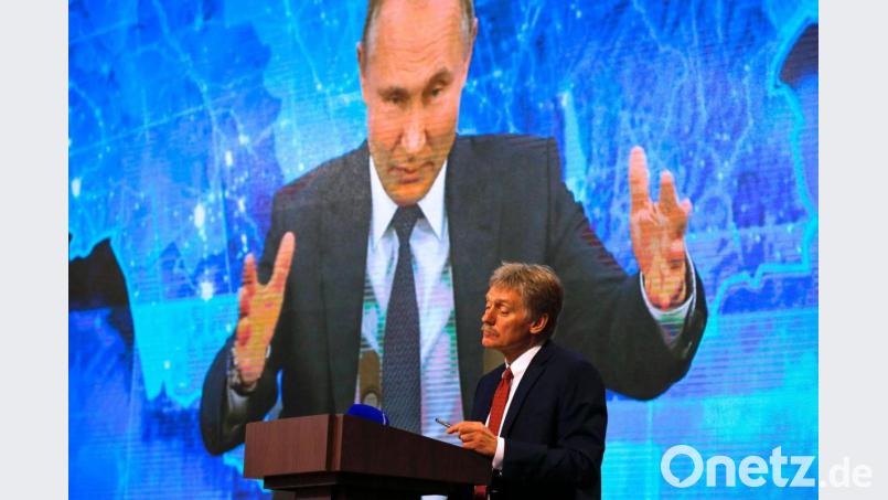 Wladimir Putin spricht bei einer Pressekonferenz per Video zu Medienvertretern, Kremlsprecher Dmitri Peskow hört zu. Bild: Alexander Zemlianichenko/AP/dpa