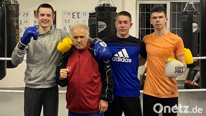 Die erfolgreichen Boxer des BC Amberg (von links): Eric Propp, Trainer Ahmed Göksu, Michael Metzler und Bundesligastarter Kirill Burbach. Bild: mzi