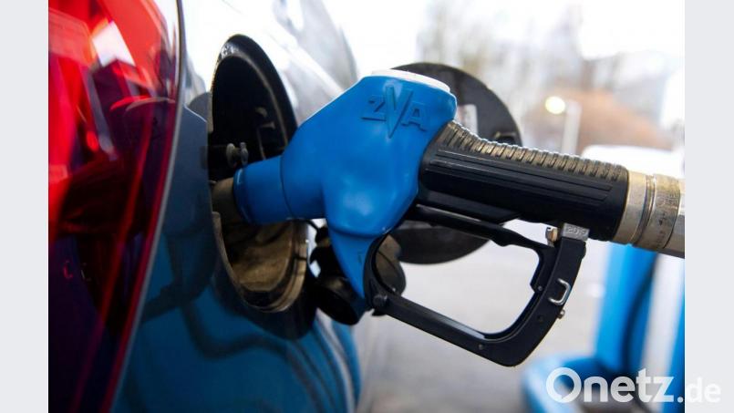 Eine Zapfpistole steckt an einer Tankstelle in der Tanköffnung eines Fahrzeugs. Bild: Sven Hoppe/dpa