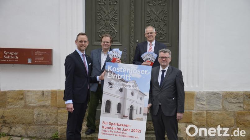 Die Kooperation besiegeln (von links) Sparkassen-Vorstandsvorsitzender Thomas Pickel, Museumsleiter Johannes Hartmann, Sparkassen-Vorstandsmitglied Alexander Düssil und Bürgermeister Michael Göth. Bild: Kathrin Schmidt, Sparkasse Amberg-Sulzbach/exb
