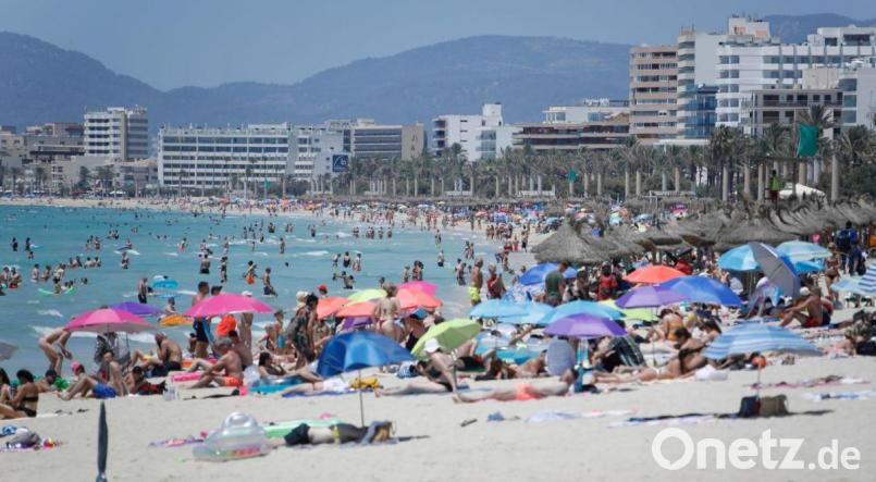 Touristen am Strand von Arenal. Corona-Reisebeschränkungen werden auf Mallorca deutlich gelockert oder fallen ganz. Bild: Clara Margais/dpa