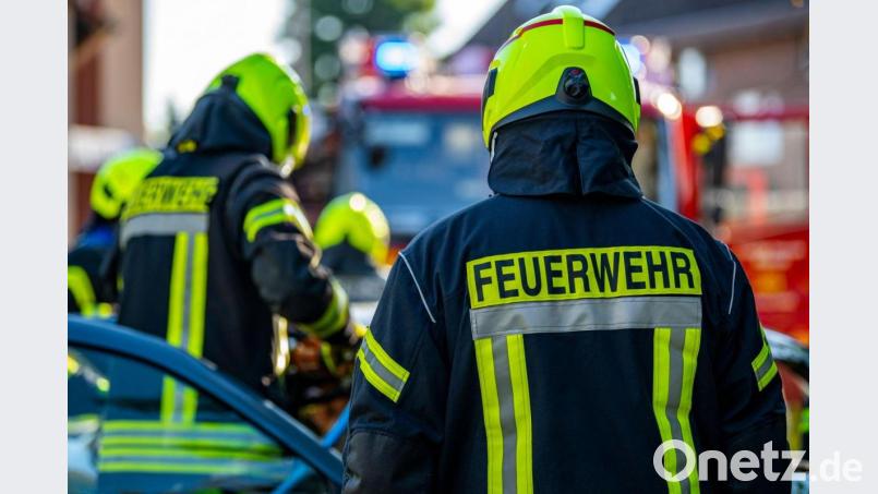 Einsatzkräfte der Feuerwehr bei einem Übungseinsatz. Bild: David Inderlied/dpa/Symbolbild